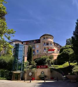 ein Gebäude mit einer Uhr davor in der Unterkunft Ferienwohnungen Tivoli in Bad Reichenhall