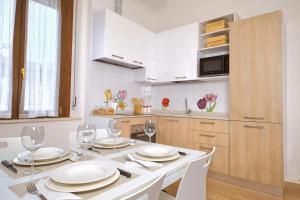 Virtuvė arba virtuvėlė apgyvendinimo įstaigoje Holiday Home - Campo di Marte [vicino al centro]
