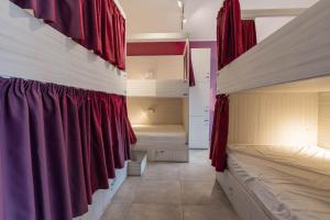 Llit o llits en una habitació de The Rose Hostel