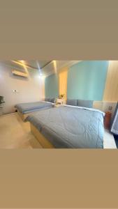 een slaapkamer met 2 bedden in een kamer bij Queen Sea Hotel in Phan Thiet