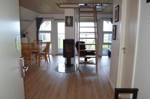 a living room with a tv and a table and chairs at Naturperlen in Rødekro