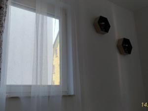 Cette chambre dispose d'une fenêtre offrant une vue sur un bâtiment. dans l'établissement Fewo Reutlingen Metzstraße, à Reutlingen