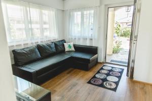un sofá de cuero negro en la sala de estar en Natalies Hideaway en Thun
