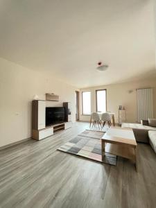 Bron's Suite في بامبوروفو: غرفة معيشة مع أريكة وطاولة