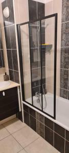 Spacieux T3 Standing Parking privé centre ville Montpellier في مونبلييه: حمام مع دش ومغسلة وحوض استحمام