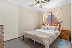 - une chambre avec un lit et un ventilateur de plafond dans l'établissement Drop your Anchor in Yunderup, à South Yunderup
