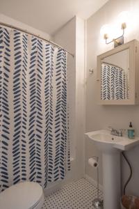 ein Badezimmer mit einem weißen WC und einem Waschbecken in der Unterkunft Classic Central Gardens Flat in Memphis