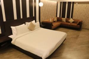 HOTEL KADAMB TREE客房内的一张或多张床位