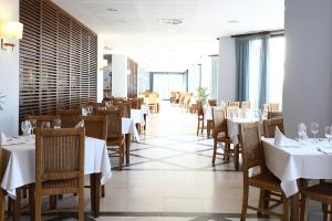 Un restaurante o sitio para comer en Precise Resort El Rompido-The Club