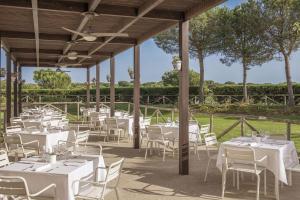 Un restaurante o sitio para comer en Precise Resort El Rompido-The Club