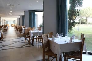 Un restaurante o sitio para comer en Precise Resort El Rompido-The Club