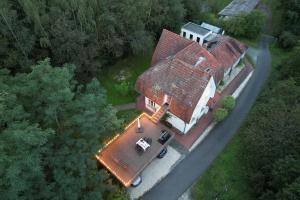 an overhead view of a large house with a roof at 5 Sterne Bahnhoftraum, Appartement "Waldliebe" 122qm, große Terrasse in Braunfels