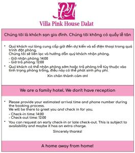 une page d'une page Web rose de concessionnaires de maisons avec un texte rose et blanc dans l'établissement Villa Pink House, à Đà Lạt