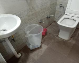 Ett badrum på Hotel Bhatia Inn by StayApart