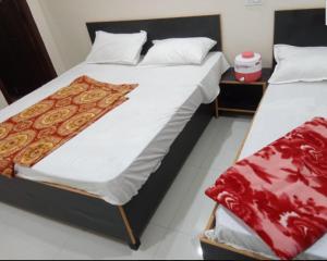 Säng eller sängar i ett rum på Hotel Bhatia Inn by StayApart