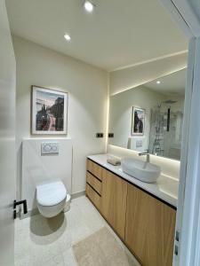 een badkamer met een toilet en een wastafel bij Mazet - 1 chambre in Ramatuelle
