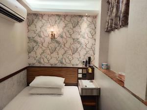 A bed or beds in a room at Celltronik Hostel 先創旅店