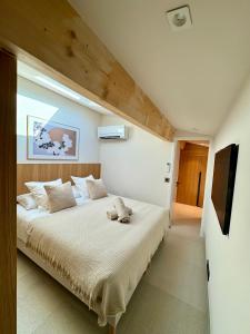 een slaapkamer met een groot bed en een raam bij Mazet - 1 chambre in Ramatuelle
