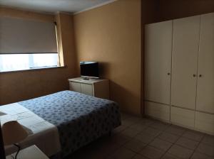 sypialnia z łóżkiem i telewizorem w obiekcie Residence Le Arcate w mieście Gavirate