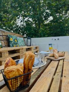 un cesto di pane seduto su un tavolo da picnic di La cabine du Marinier a Tolosa