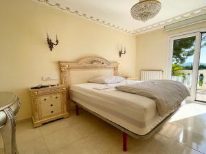 Ένα ή περισσότερα κρεβάτια σε δωμάτιο στο Exklusive Villa in Paguera für bis zu 8 Personen, mit Meerblick und Pool +24 φωτογραφίες