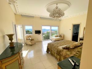 Μια τηλεόραση ή/και κέντρο ψυχαγωγίας στο Exklusive Villa in Paguera für bis zu 8 Personen, mit Meerblick und Pool