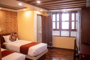 Postel nebo postele na pokoji v ubytování Budhanilkantha Sacred Trails Kathmandu Homestay