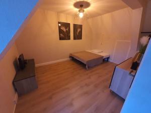 an overhead view of a room with a bed and a table at La Maison d’Utah in Sainte-Marie-du-Mont