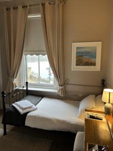 sypialnia z łóżkiem z oknem w obiekcie Admiral MacBride w mieście Plymouth