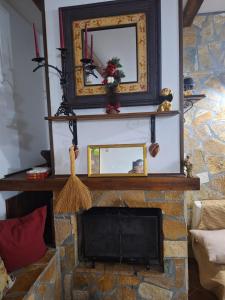 Elle comprend une cheminée avec un miroir. dans l'établissement Casa Giulia, à Monopoli