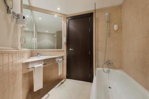 Un baño de Precise Resort El Rompido-The Club