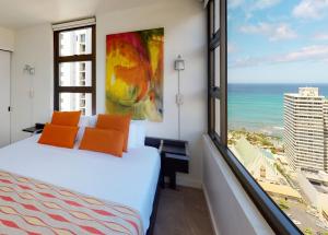 ホノルルにあるArtsy 32nd Floor Condo with Modern Furnishings & Gorgeous Ocean Views condoのベッドがあり海が見える寝室