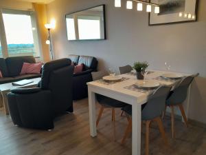 sala de estar con mesa blanca y sillas en Apartment 574, en Braunlage