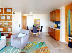 ホノルルにあるArtsy 32nd Floor Condo with Modern Furnishings & Gorgeous Ocean Views condoのテーブルとダイニングルームのあるリビングルーム