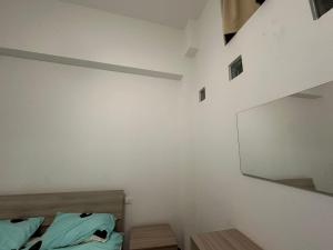 Cette chambre blanche dispose d'un lit et d'un escalier. dans l'établissement Via Serri 7/A, à Follonica