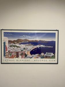 une image encadrée d'une ville sur un mur dans l'établissement Via Serri 7/A, à Follonica
