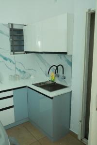 Kuchyň nebo kuchyňský kout v ubytování Azure Home Stay