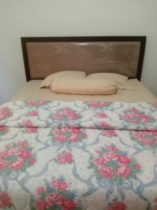 Кровать или кровати в номере Villa Putri Kembar