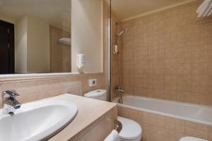 Un baño de Precise Resort El Rompido-The Club