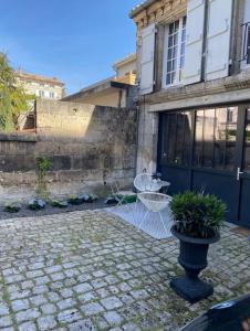 昂古萊姆的住宿－Maison + parking privé au Cœur Angoulême 60m2，庭院,带蓝色门的建筑