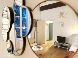 a mirror reflection of a room with a living room at Le jardinet de la cathédrale in Chartres +21 photos