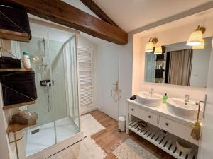 a bathroom with two sinks and a glass shower at Maison + parking privé au Cœur Angoulême 60m2 in Angoulême