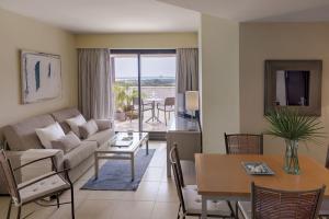 un salon avec un canapé et une table dans l'établissement Precise Resort El Rompido-The Club, à El Rompido