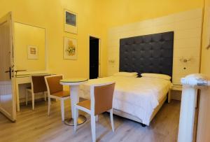 um quarto com uma cama, uma mesa e cadeiras em Palazzo Eugenia - Minelli em Veneza