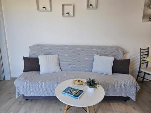 sala de estar con sofá y mesa en Apartments Vjera Rukavac en Rukavac