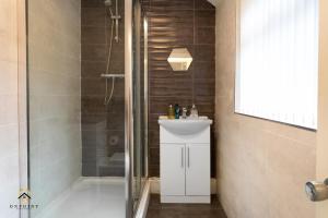 a bathroom with a shower and a white sink at OnPoint-3 bedroom Town house Ideal for Contractors in Etruria