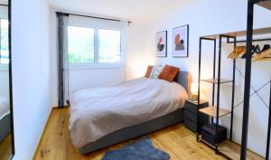 a bedroom with a bed and a window at New with Parking and Metro in front of the House in Vienna
