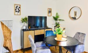 uma sala de jantar com mesa e cadeiras em New with Parking and Metro in front of the House em Viena