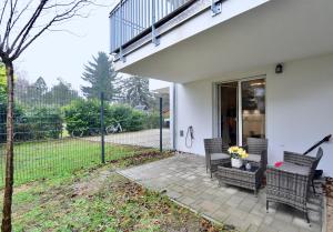 une terrasse avec 2 chaises et une clôture dans l'établissement New with Parking and Metro in front of the House, à Vienne