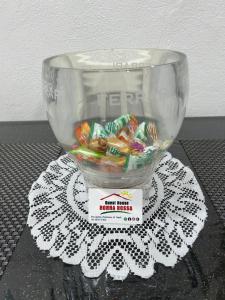 Un recipiente lleno de dulces sobre un fondo blanco. en Guest House “Nonna Rossa”, en Nápoles